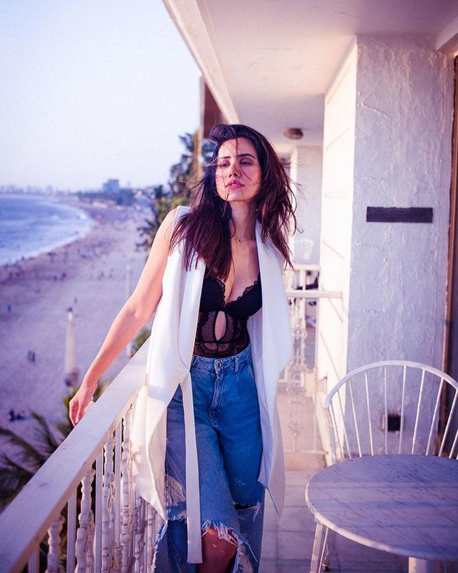 Staggering Looks Of Sonnalli Seygall In Leopard Printed Top